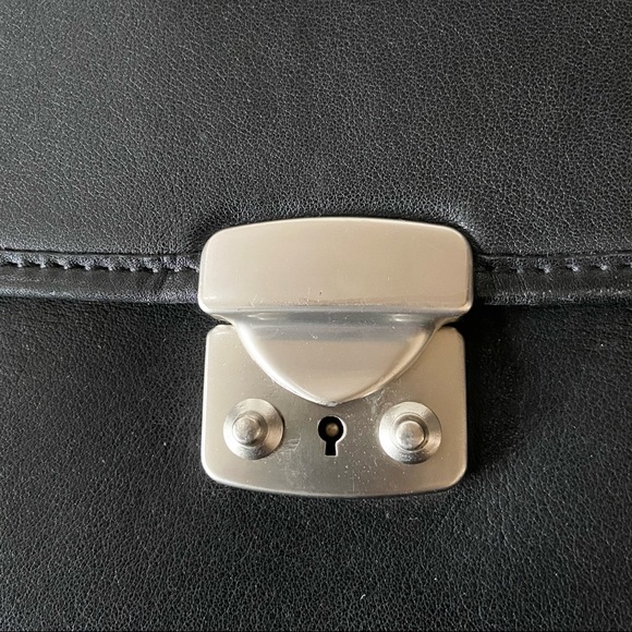 Tumi Black Leather Crossbody Messenger Bag Lock and Keys included. - Picture 8 of 12